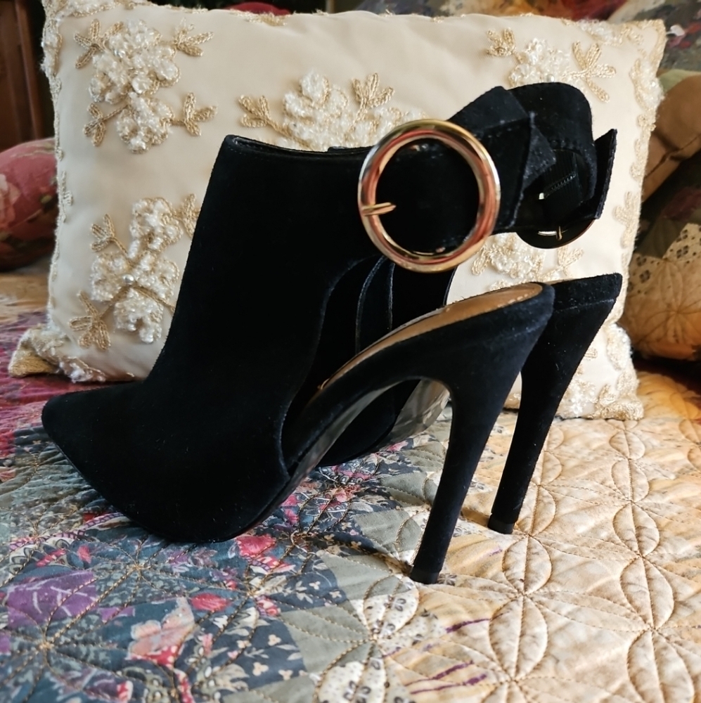 Steve Madden Black Suede Booties - Size 6M